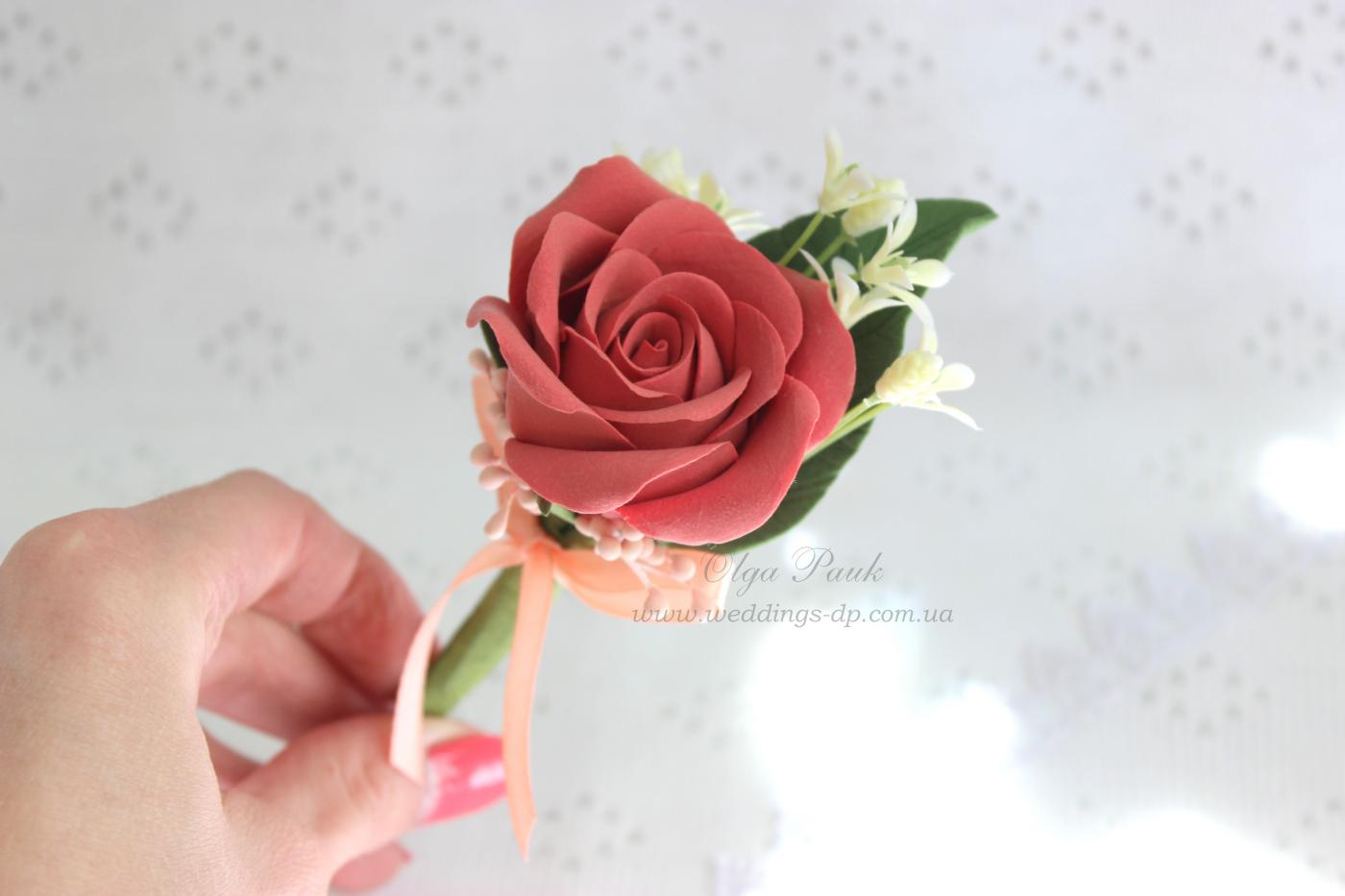 Бутоньерка персиковая роза
