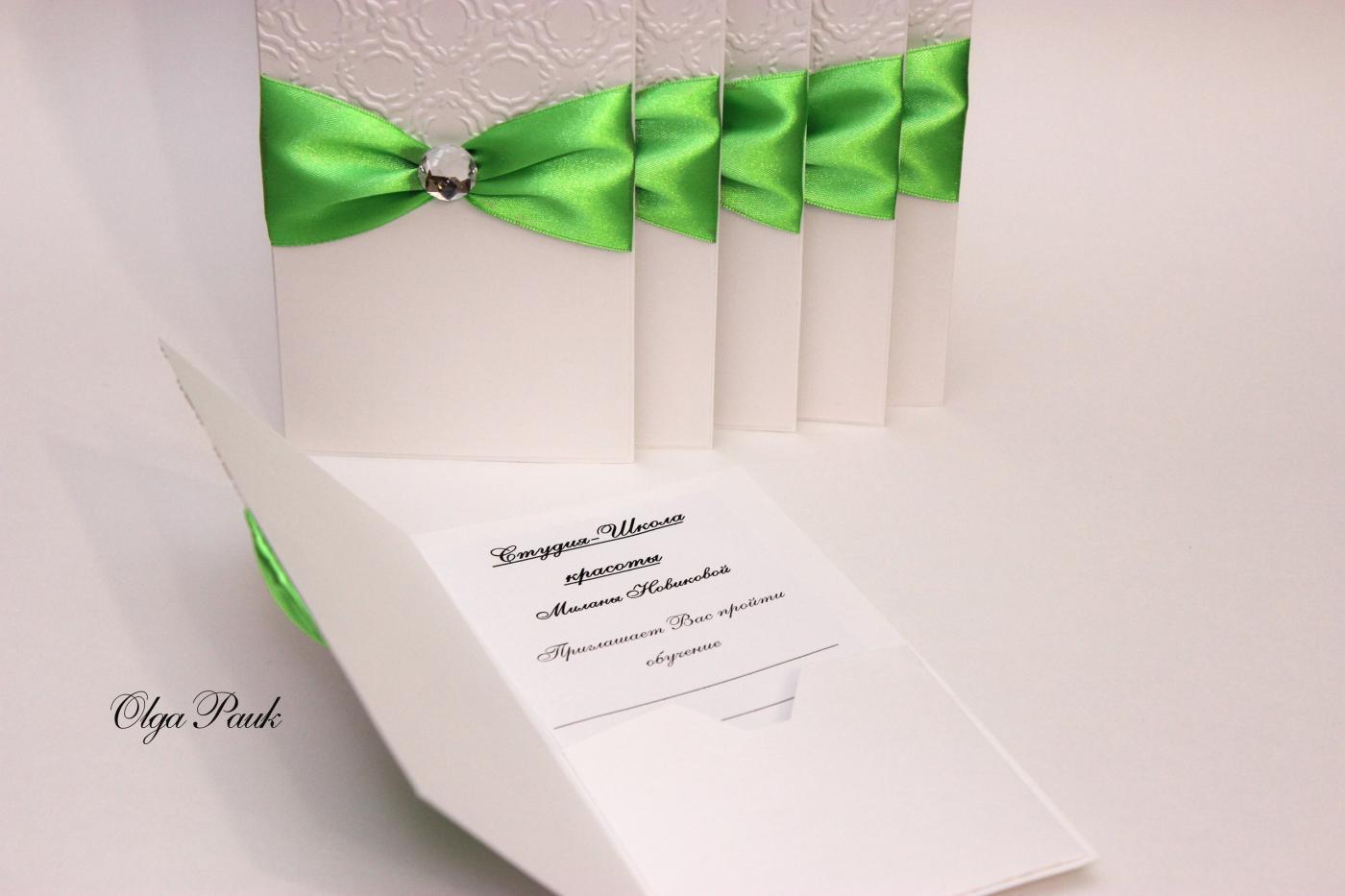 Свадебные приглашения Днепр с зеленой лентой и брошкой