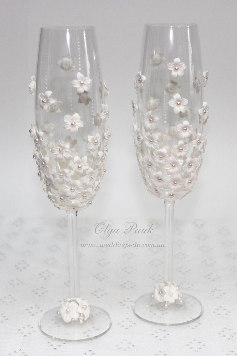 Свадебные бокалы для молодоженов с цветами из полимерной глины и росписью белого цвета